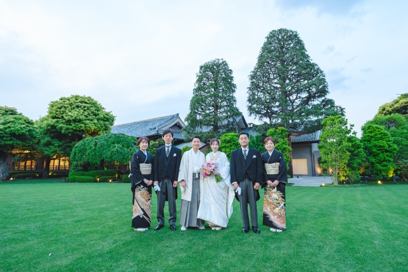 家族で過ごす庭園での穏やかな撮影