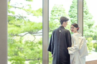 「ふたりがふと見せる柔らかな表情や、そっと触れ合う仕草を大切にしています。飾らない時間の中にある温かさを、そのまま写真に閉じ込めます。