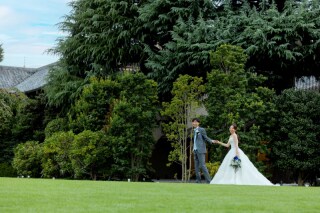 映画のワンシーンのような緊張感と余白の美を大切にしています。感情を押しつけず、見る人の想像が広がる&ldquo;余韻のある写真&rdquo;をお届けします。