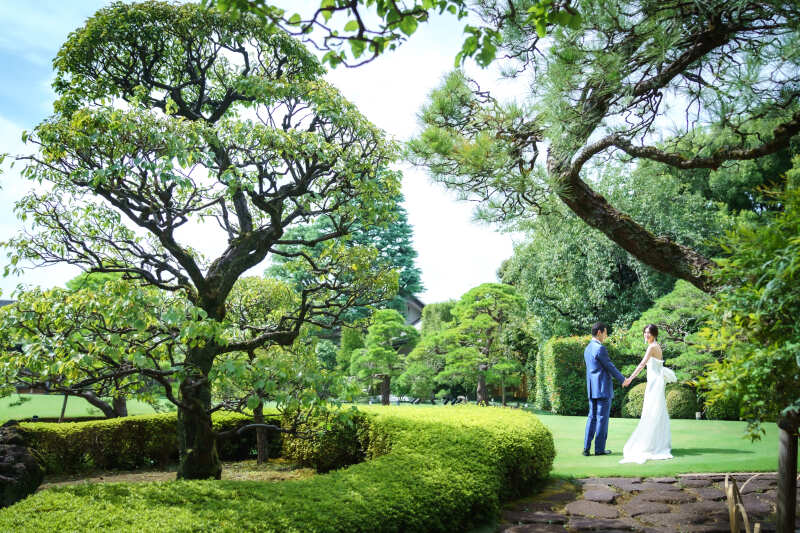 スタイリッシュな空気感の中にも、ふたりの温度や息づかいが感じられる一枚を追求しています。クールでありながら心にも残る、特別な一枚をお届けします。
