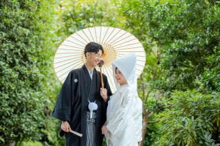 光と影のコントラストやラインの美しさ、空気の質感まで意識しながら撮影しています。ふたりの存在そのものがアートになるような、静かで強い一枚を追求しています。