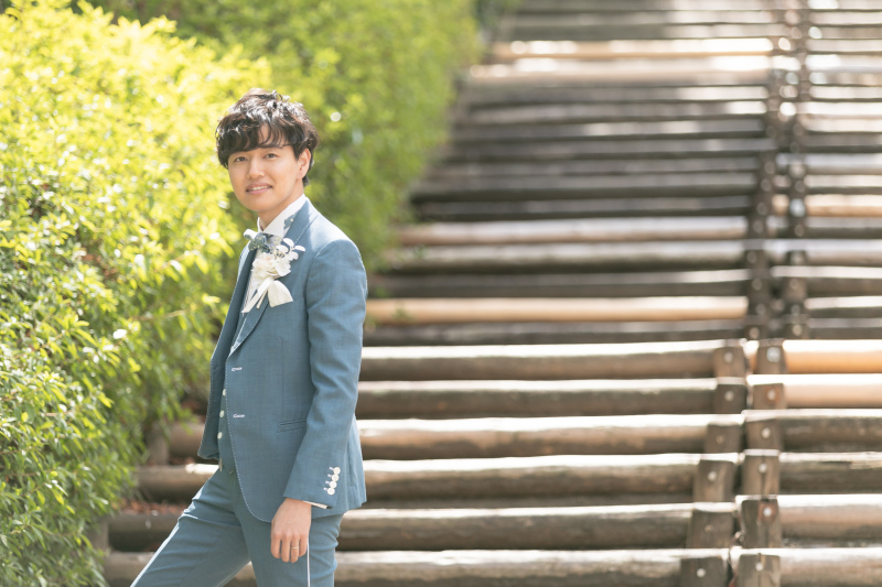 タキシードはデニム素材でカジュアルに