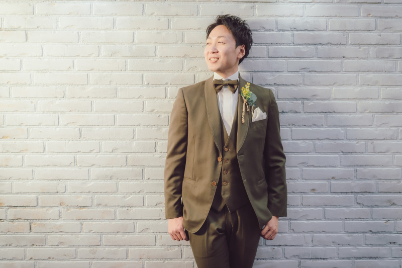 タキシードはカーキカラーでカジュアルダウン