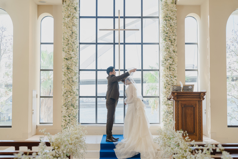 挙式会場でベールアップ