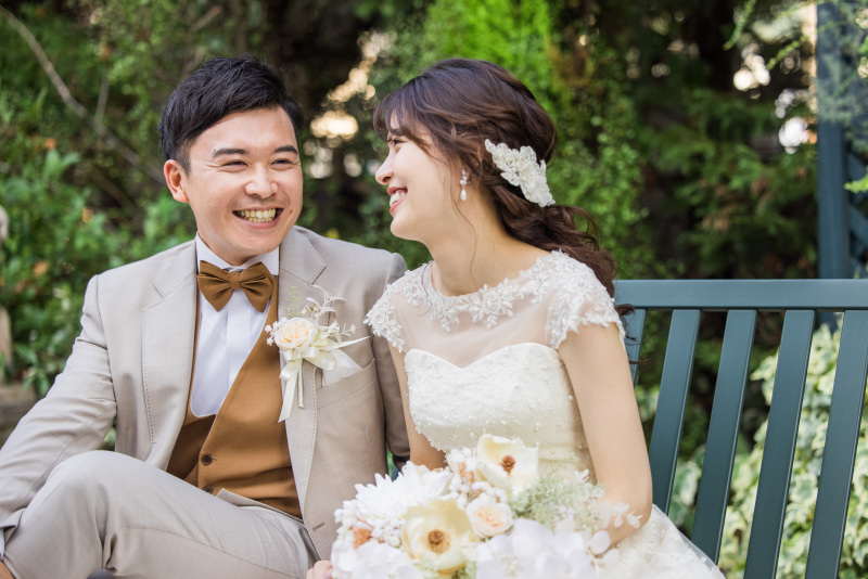 ガーデンのベンチで