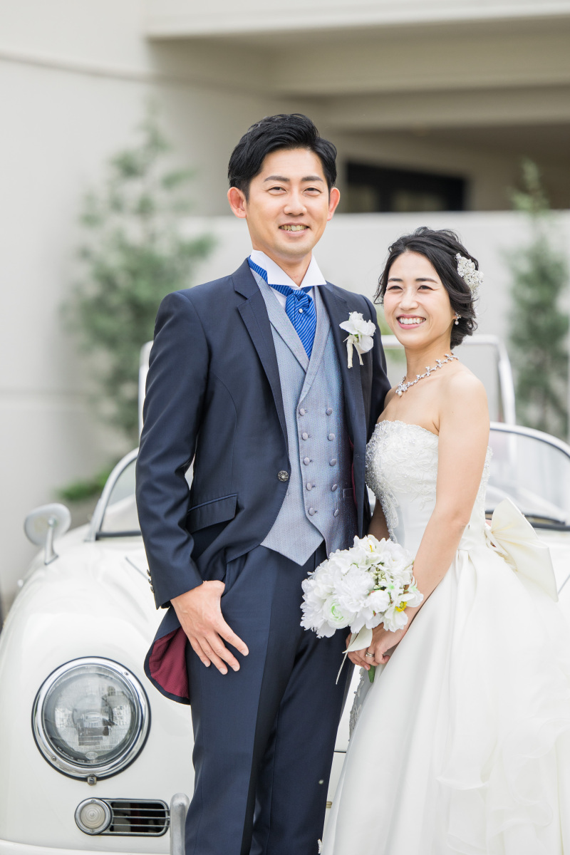 白いオープンカー