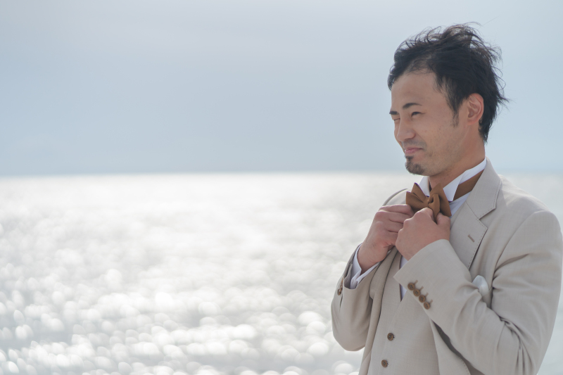 キラキラと輝く海をバックに