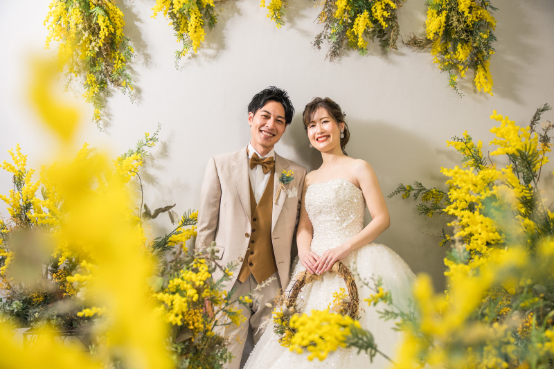 スタジオ内でお花に囲まれて