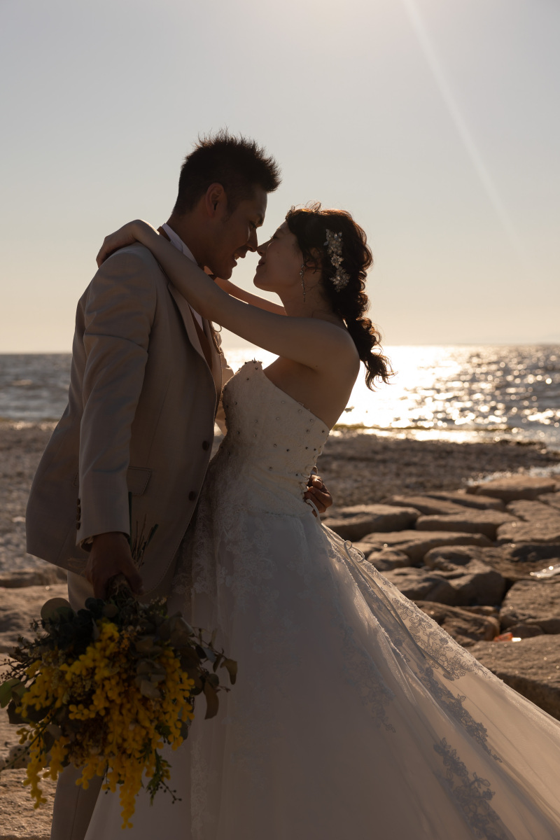 夕日を背景に…