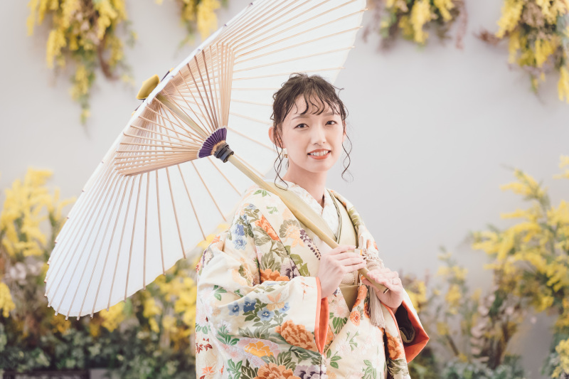 四季折々の草花を丸紋で表現した色打掛