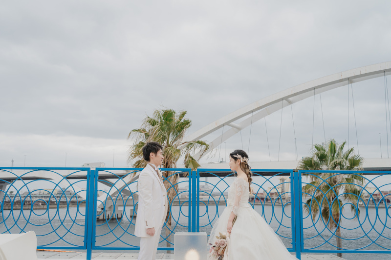 海をバックにドラマのワンシーンのように