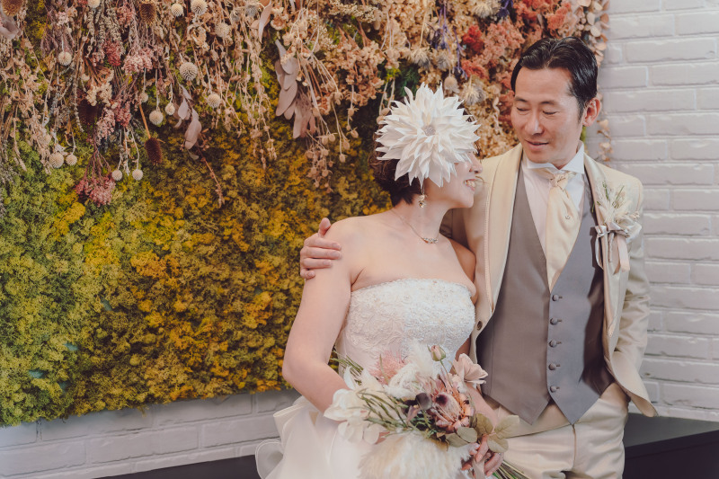 個性的なヘッドドレスで