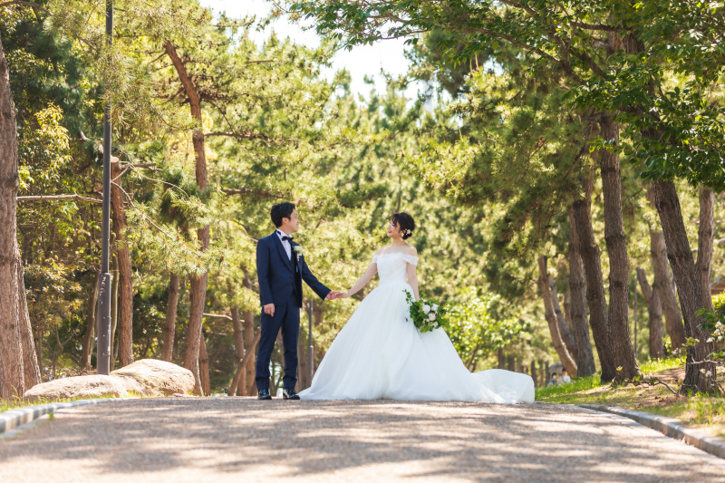 木々が生い茂る小路で