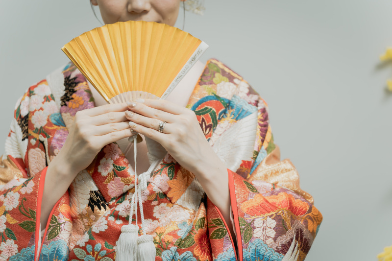 口元隠しショット