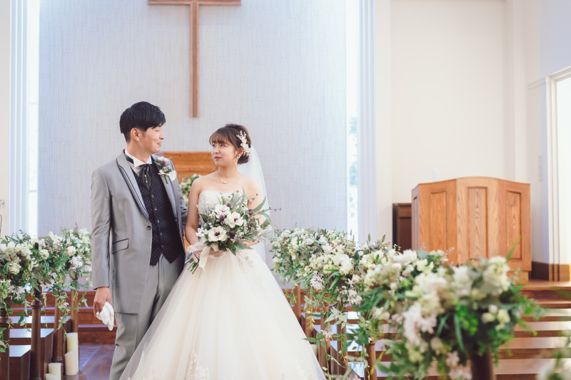 木の温もり感じるアットホームなチャペルでフォトウェディング