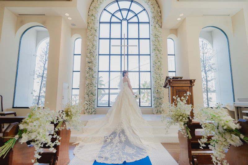 青空がのぞく　ガラス張りのチャペル