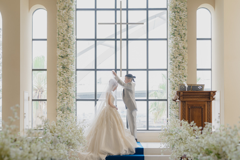 本物のチャペルで結婚式さながらの写真を
