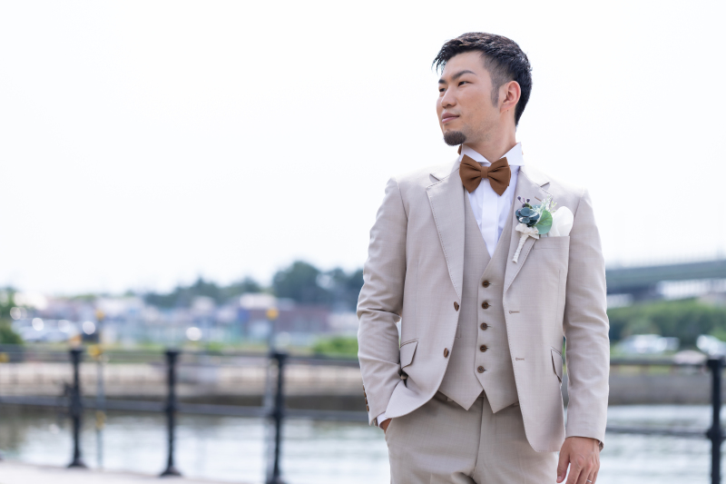 タキシードはトレンド色のナチュラルベージュ