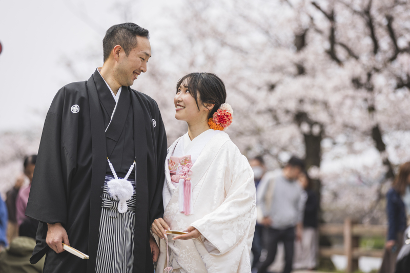 桜をバックに和装で