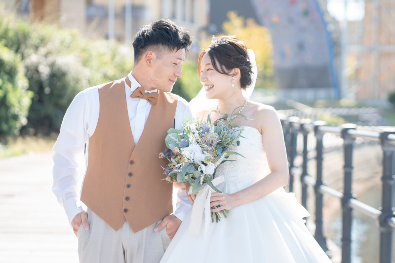 海辺のウッドデッキを散歩しながら