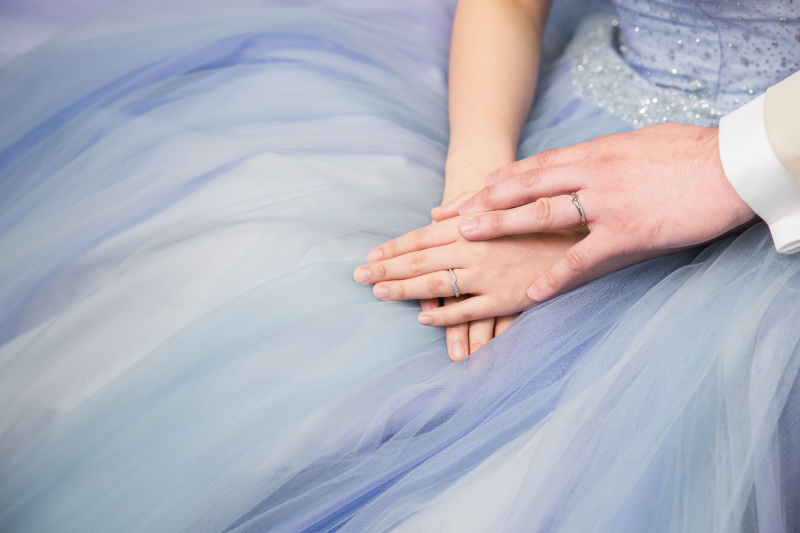 手と手を取り合って