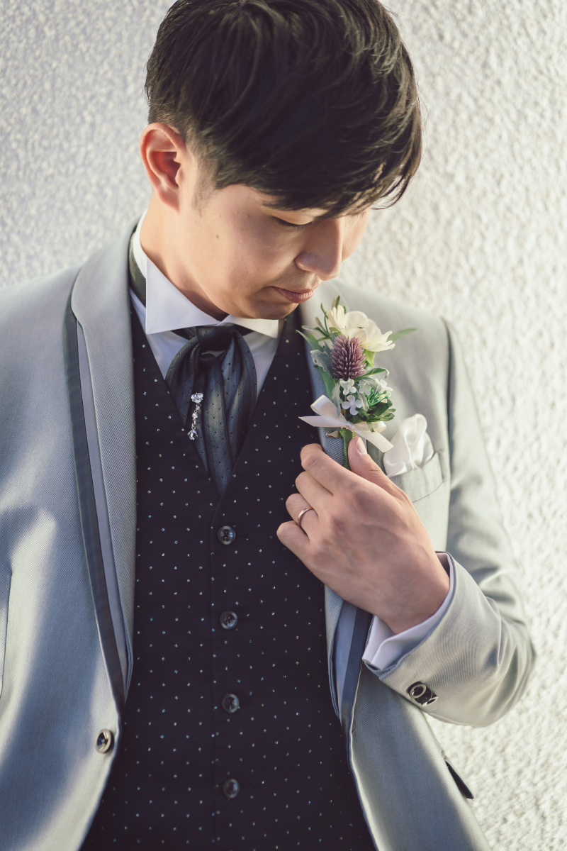 タキシードはフォーマルなライトグレーで