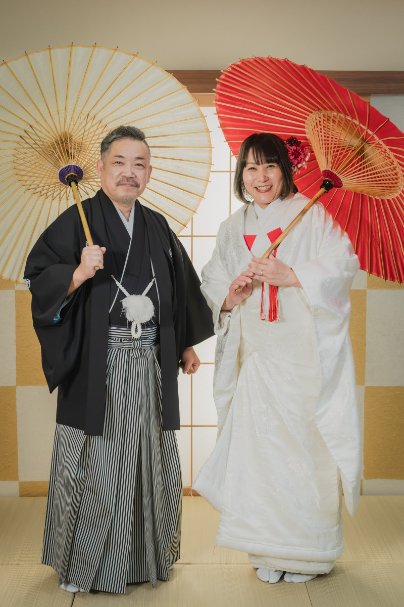 白無垢に赤の差し色で