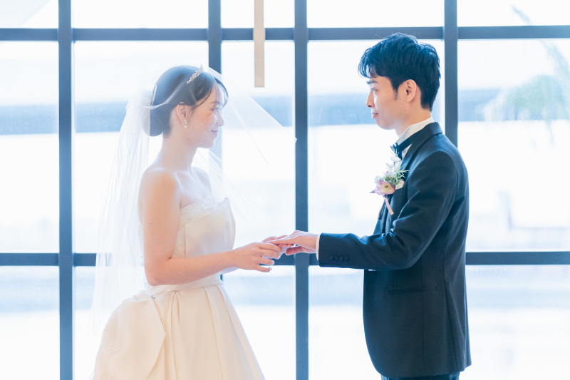 指輪交換のあと見つめ合って