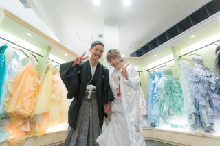 可愛いカラードレスに囲まれ