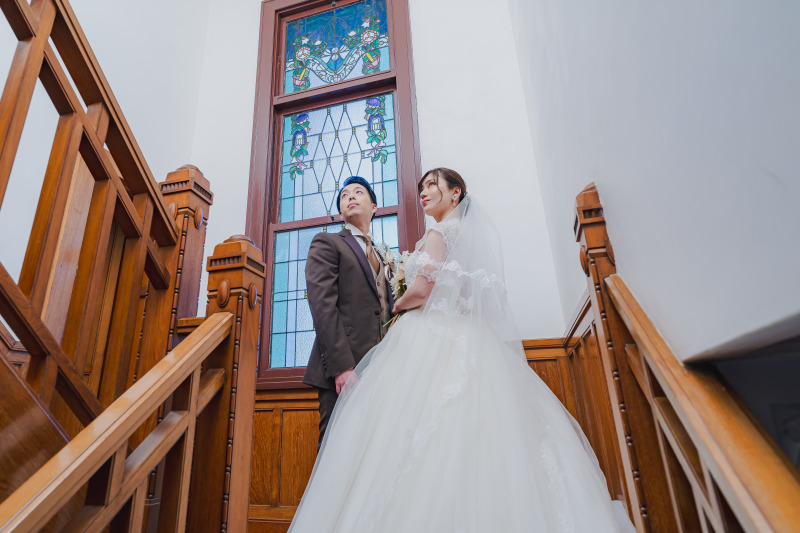 ステンドグラスの前で