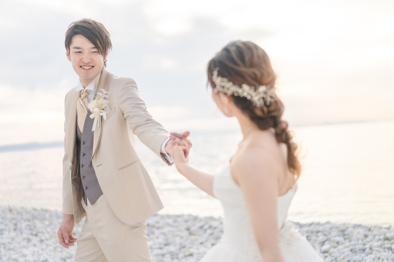 手と手を取り合い