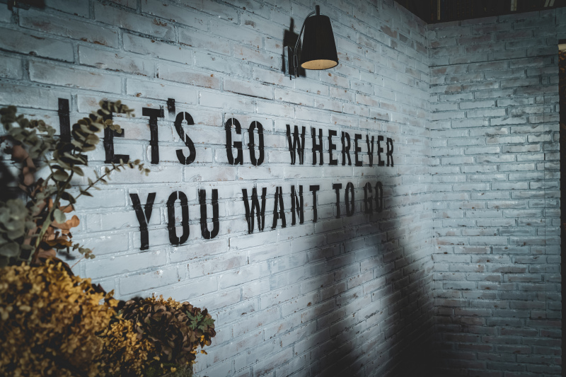 照れくさいポーズは影を上手く活用して