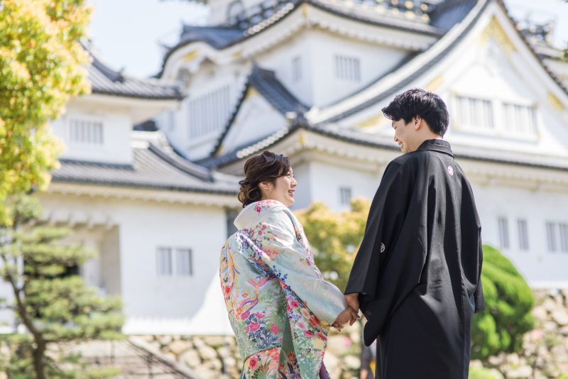 歴史的建造物を背景に