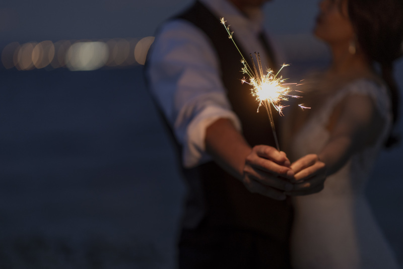 ビーチでのナイトフォトには花火演出も素敵♪