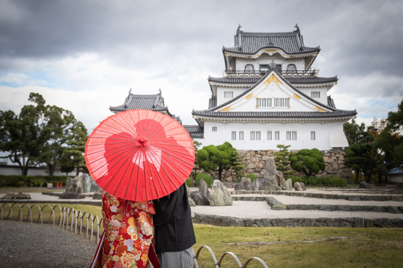 お城をバックに