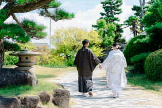 DRESS AND STYLESりんくう店_【和装】四季折々の景色に豪華な花嫁衣裳が映えるロケーションフォト