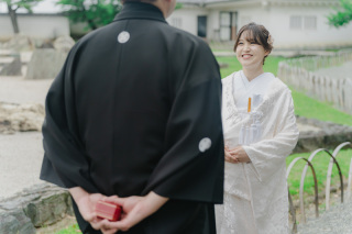 DRESS AND STYLESりんくう店_【和装】四季折々の景色に豪華な花嫁衣裳が映えるロケーションフォト