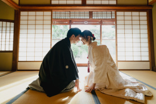 DRESS AND STYLESりんくう店_【和装】四季折々の景色に豪華な花嫁衣裳が映えるロケーションフォト