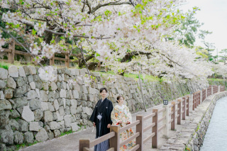 DRESS AND STYLESりんくう店_【和装】四季折々の景色に豪華な花嫁衣裳が映えるロケーションフォト