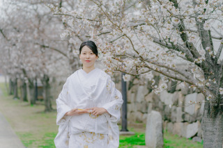 DRESS AND STYLESりんくう店_【和装】四季折々の景色に豪華な花嫁衣裳が映えるロケーションフォト
