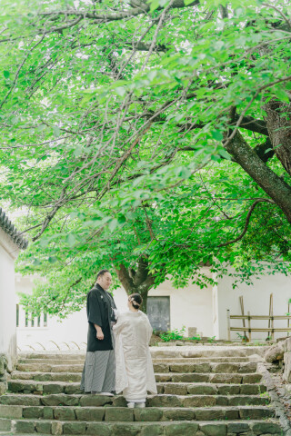 DRESS AND STYLESりんくう店_【和装】四季折々の景色に豪華な花嫁衣裳が映えるロケーションフォト