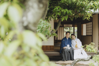 DRESS AND STYLESりんくう店_【和装】四季折々の景色に豪華な花嫁衣裳が映えるロケーションフォト