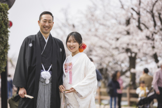 DRESS AND STYLESりんくう店_【和装】四季折々の景色に豪華な花嫁衣裳が映えるロケーションフォト