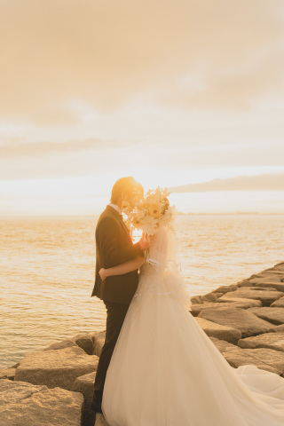 夕日をバックにお二人だけの世界を