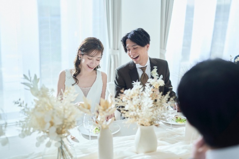【6名会食付きウェディングフォトプラン】チャペル撮影のあとはゲストと会食を。同じ会場で挙式当日のような1日を過ごせます。