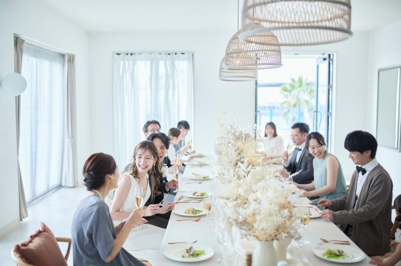 【6名会食付きウェディングフォトプラン】チャペル撮影のあとはゲストと会食を。同じ会場で挙式当日のような1日を過ごせます。