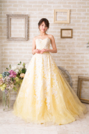 001705 イエローホワイトレースボリュームAラインドレス