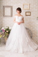 001779 オフショルダーフロントビーズ＆ビジュー裾レース