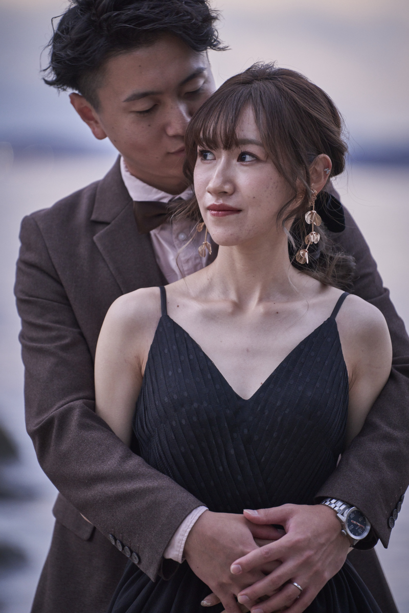 ブラックドレスはゴールドの大きめイヤリングで