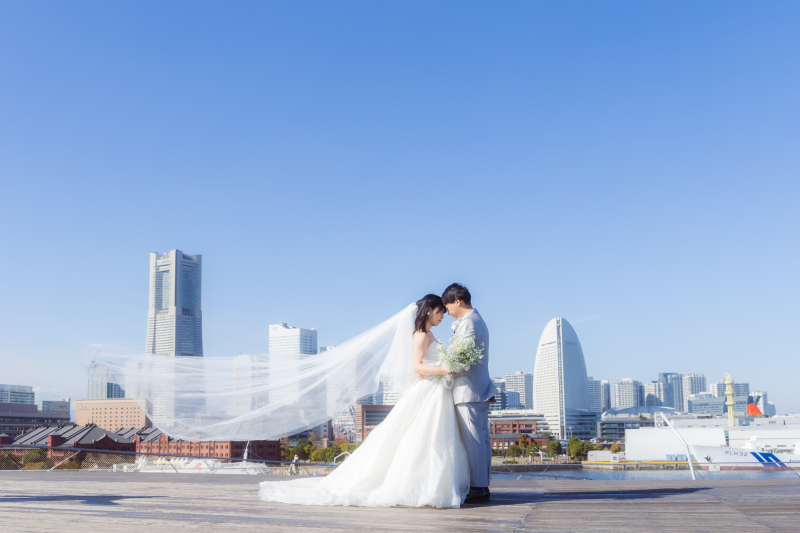 晴天の下大さん橋でウェディングフォト！